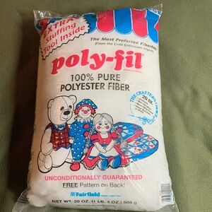 NIP Fairfield poly-fil 100% pure polyester fiber. 20 oz. (1 lb, 4 oz)